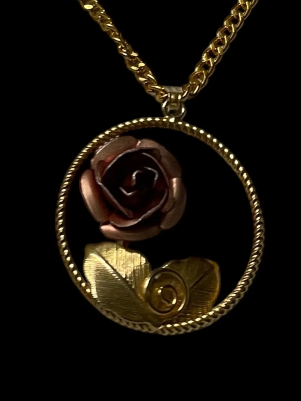 Vintage Gold-Tone Rose & Leaf Pendant Necklace in Pink and Gold Chain Signed RK - Picture 2 of 7